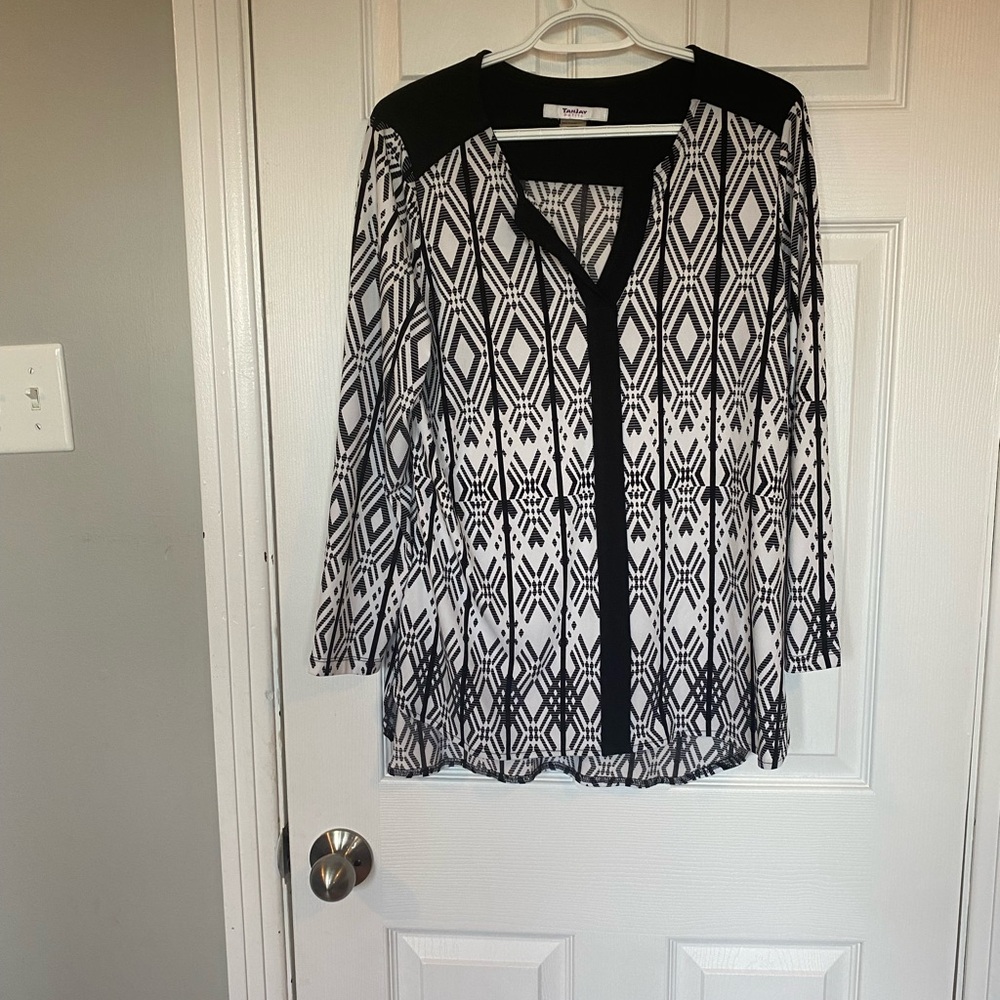 TanJay Black and White Graphic 3/4 Sleeve Blouse